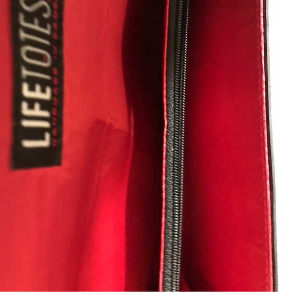 Lifetotes recycled black tire clutch - Picture 5 of 6